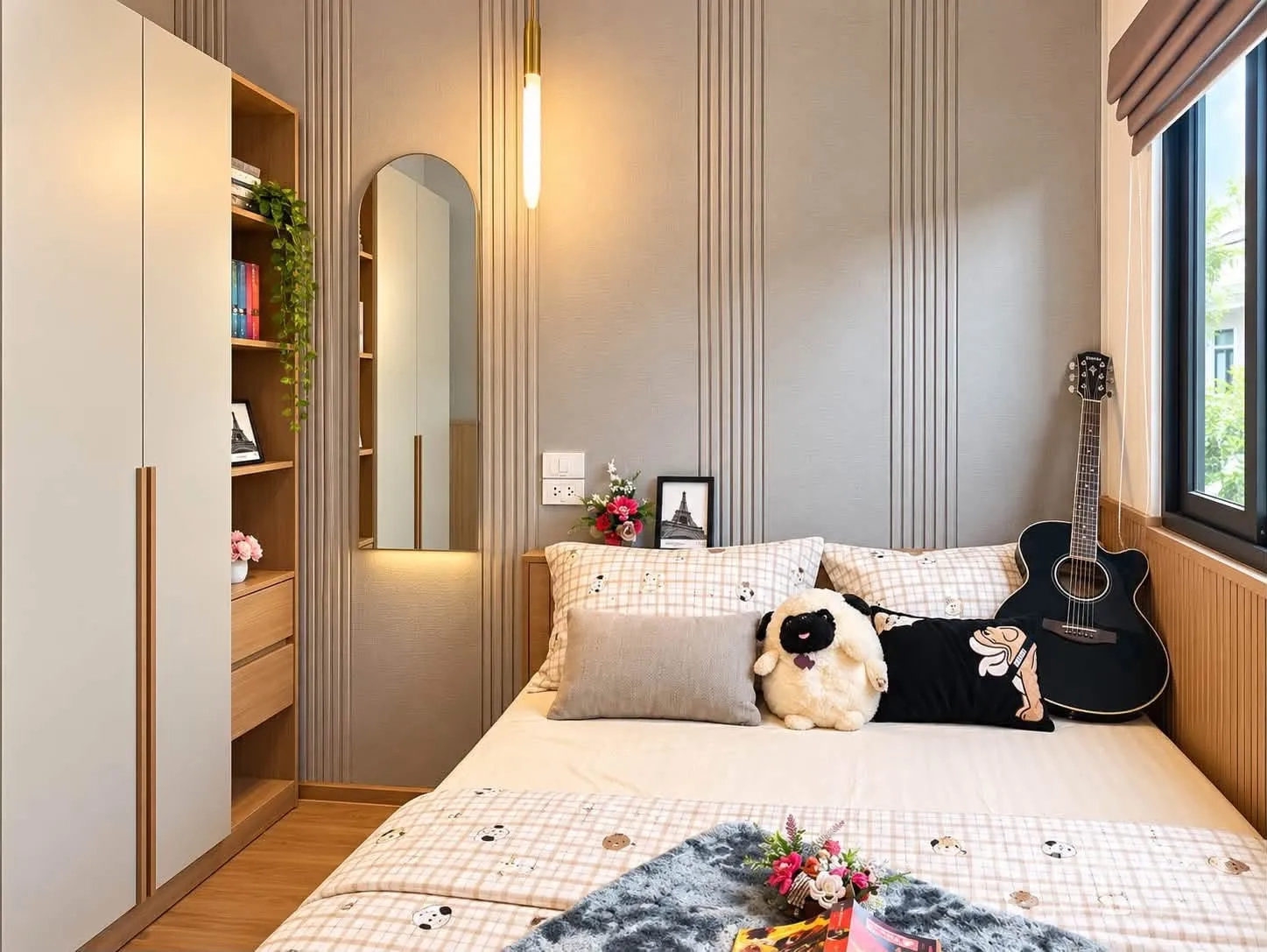 Townhouse for rent in Bang Phli, Samut Prakan - Compact bedroom with built-in wardrobe, shelves, mirror, and decorated bed.