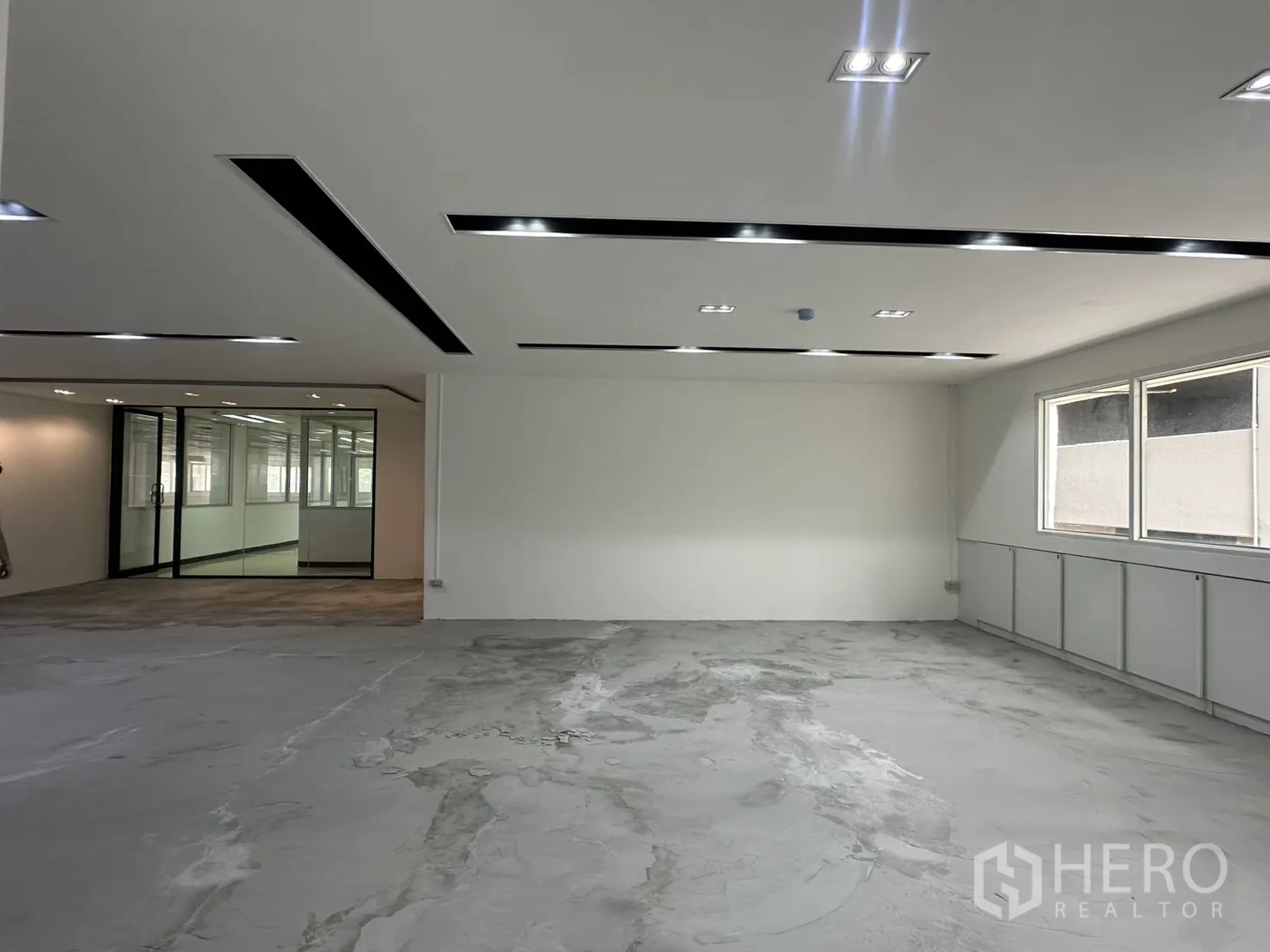 办公室 for rent in Pathum Wan, Bangkok - 宽敞空间，左侧为玻璃隔间，右侧为采光窗。
