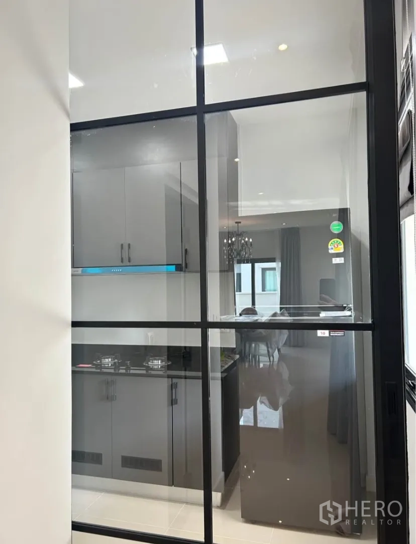 Semi-detached House for rent in Bang Phli, Samut Prakan - Glass sliding partition separating the kitchen from the dining and living area.