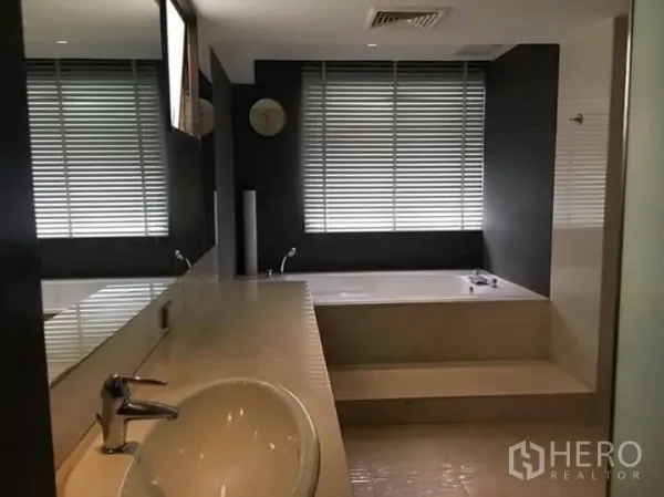 公寓 出租在Watthana, Bangkok - 现代浴室，长台面与大镜子，百叶窗与抬高浸泡浴缸。