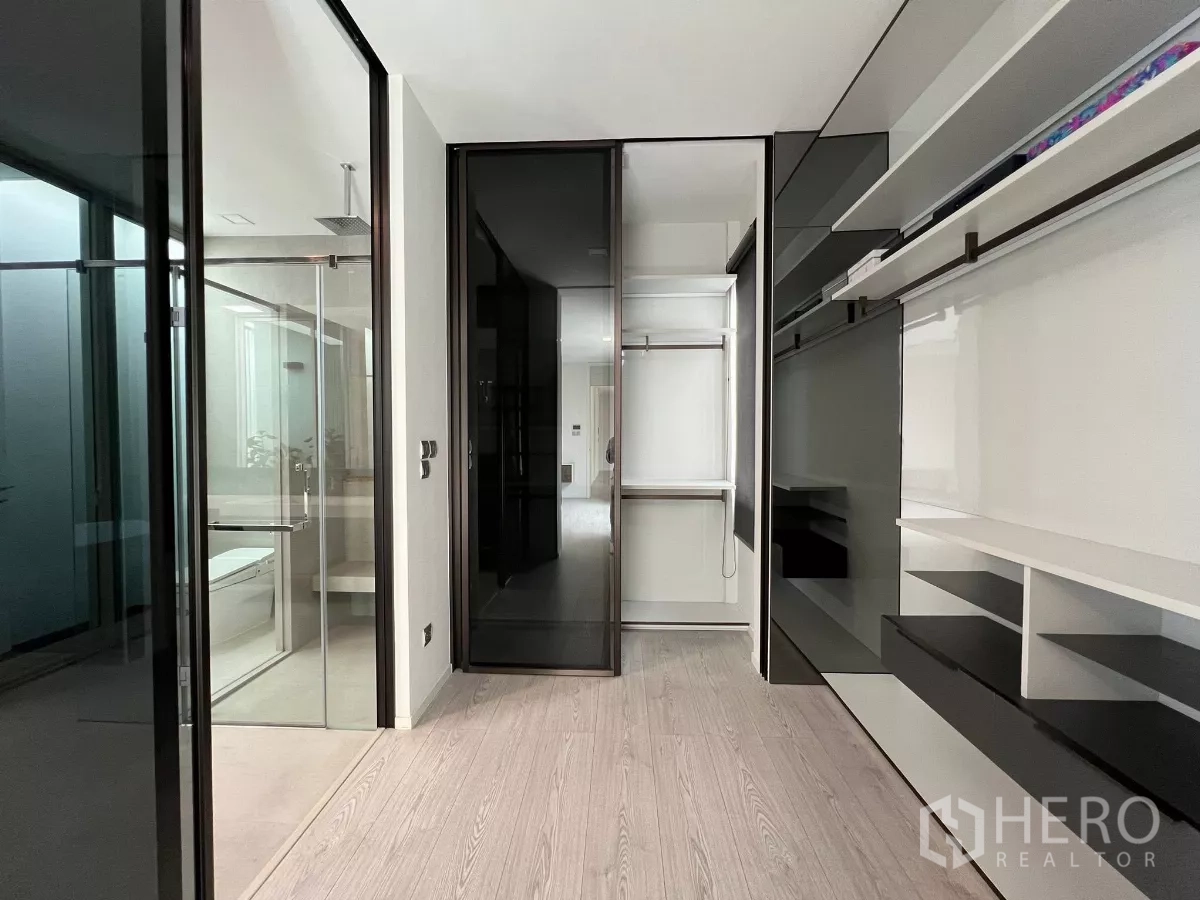 Detached House for sale in Bang Phli, Samut Prakan - Walk-in closet with glass doors and built-in shelving