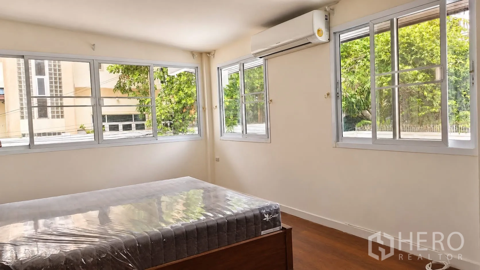 บ้านเดี่ยว for rent in Khlong Toei, Bangkok - ห้องนอนมุมบ้านมีหน้าต่างหลายด้าน เตียงใหม่ และเครื่องปรับอากาศ
