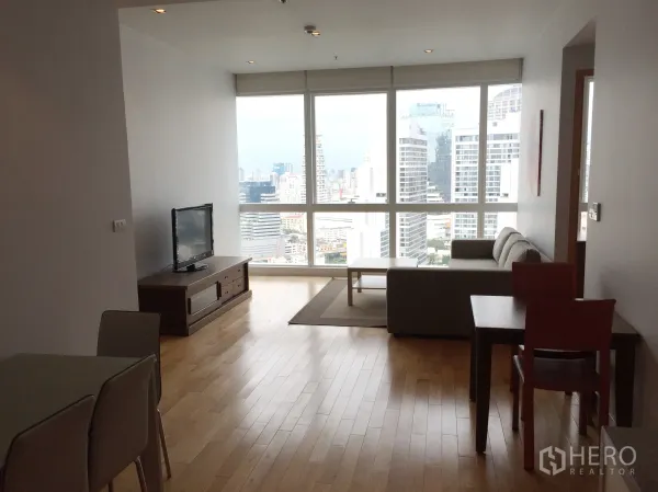 公寓 出租在Khlong Toei, Bangkok - 采光充足的客餐厅，落地窗与曼谷天际线景观