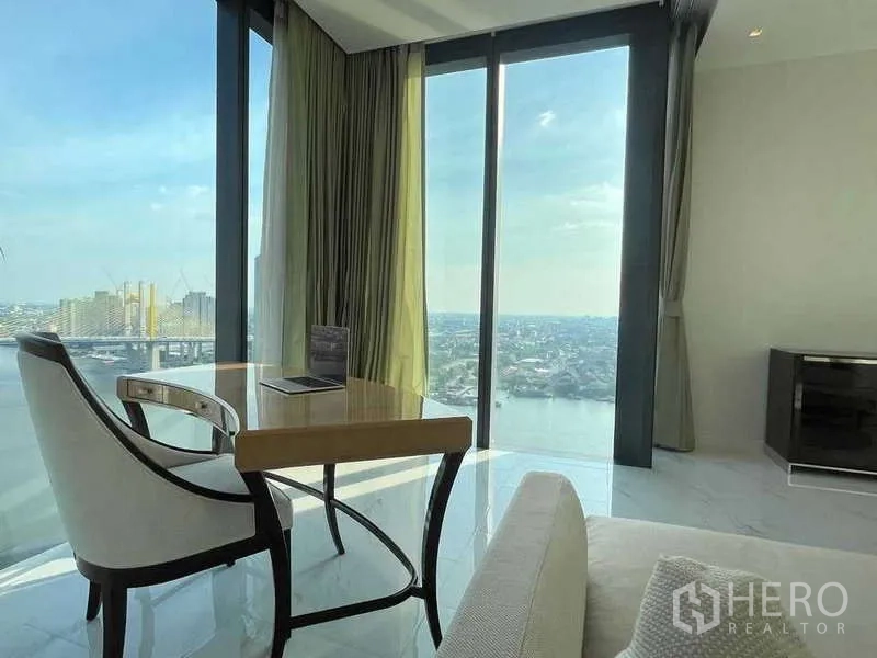 公寓 出租或出售在Bangkok - 转角书桌紧邻落地窗，尽览湄南河景。