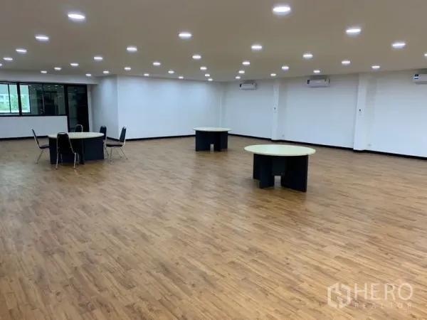 办公空间 出租在Khlong Toei, Bangkok - 超大开放办公区，木地板、圆桌、筒灯和壁挂空调。