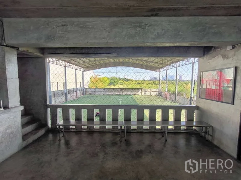 货栈 出租在Huai Khwang, Bangkok - 观赛平台通过防护网俯瞰室内球场。