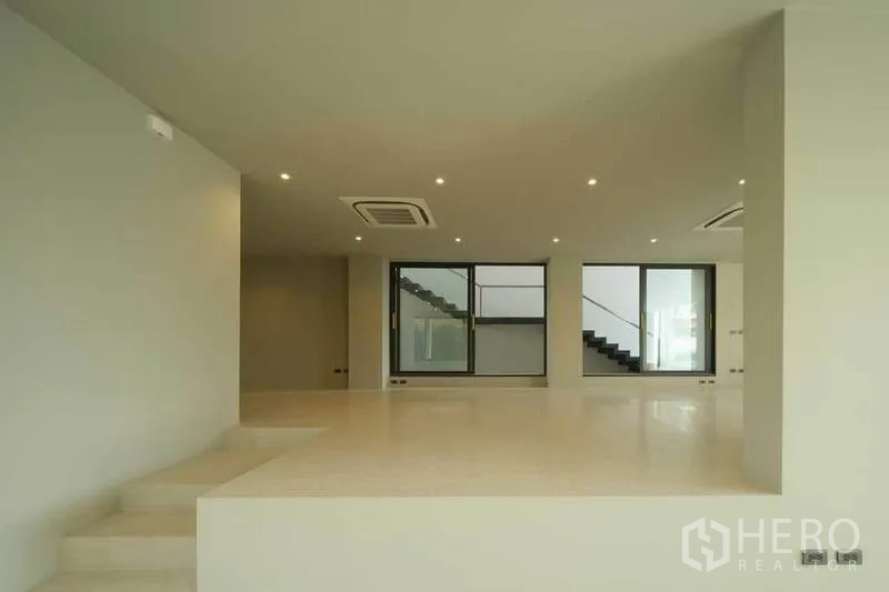 带办公室的家 出售在Wang Thonglang, Bangkok - 大开间办公区，吊顶空调与落地窗，临近楼梯间。
