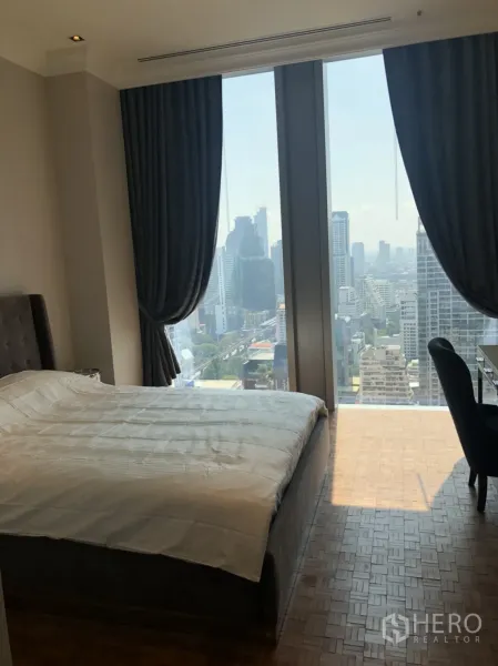คอนโด ให้เช่าในBang Rak, Bangkok - ห้องนอนที่สองมีกระจกสูงพื้นจรดเพดาน พื้นไม้ปาเกต์ และวิวเมืองกว้าง