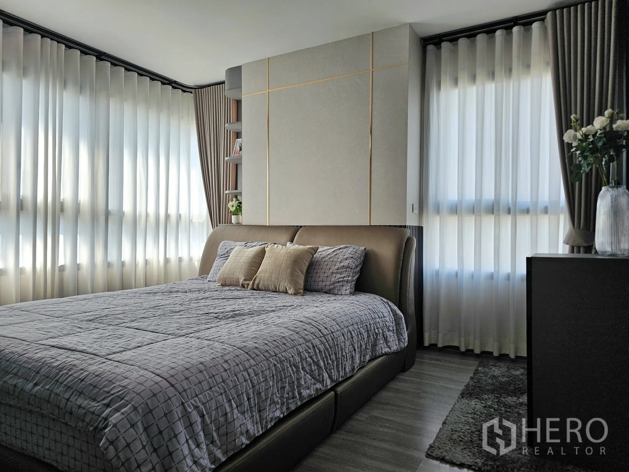 公寓 for sale in Bang Rak, Bangkok - 明亮卧室配软包床，落地纱帘与床侧花瓶。