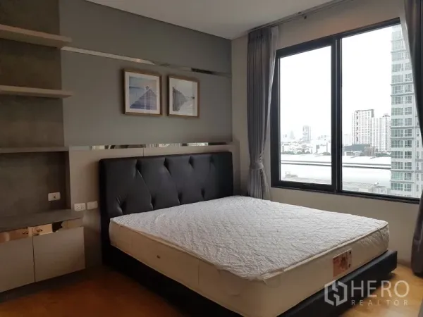 公寓 出租在Ratchathewi, Bangkok - 卧室配大窗城市景、软包床头与内置搁架。