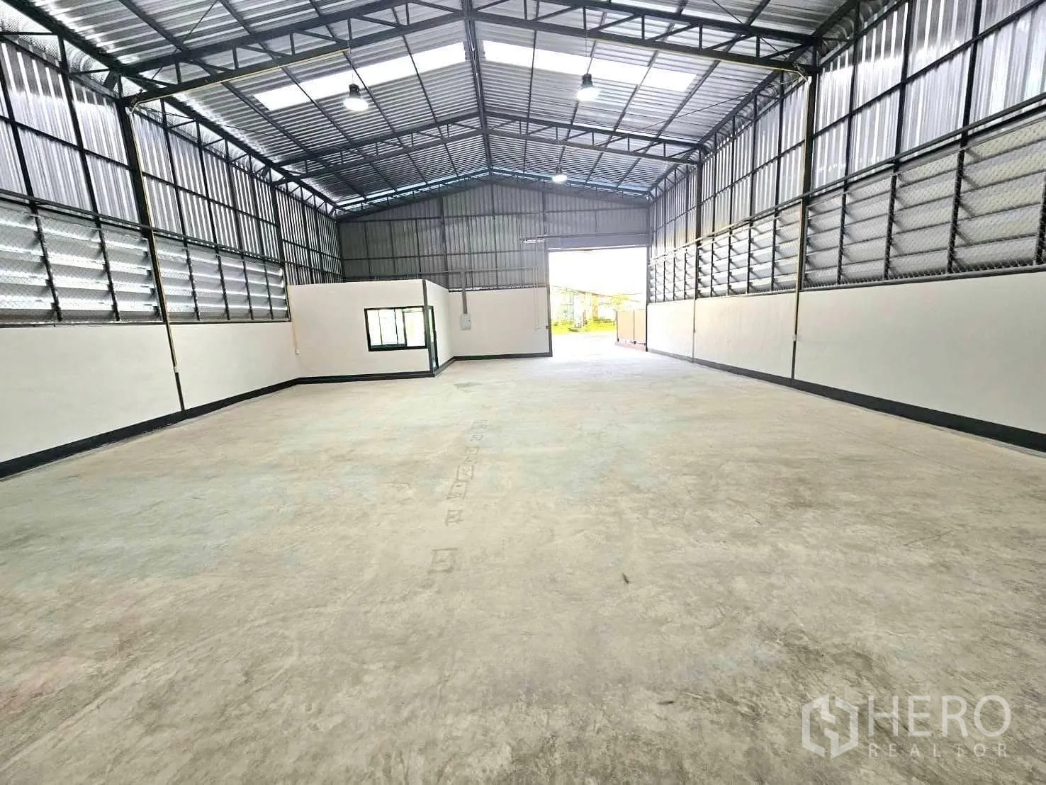 货栈 出租在Lam Luk Ka, Pathum Thani - 通透的室内大厅，自然采光充足，通向宽幅卷闸门。