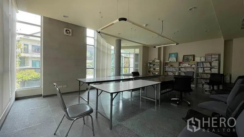 Warehouse for sale in Bangkok Yai, Bangkok - Corner conference room with floor‑to‑ceiling windows and modular tables.