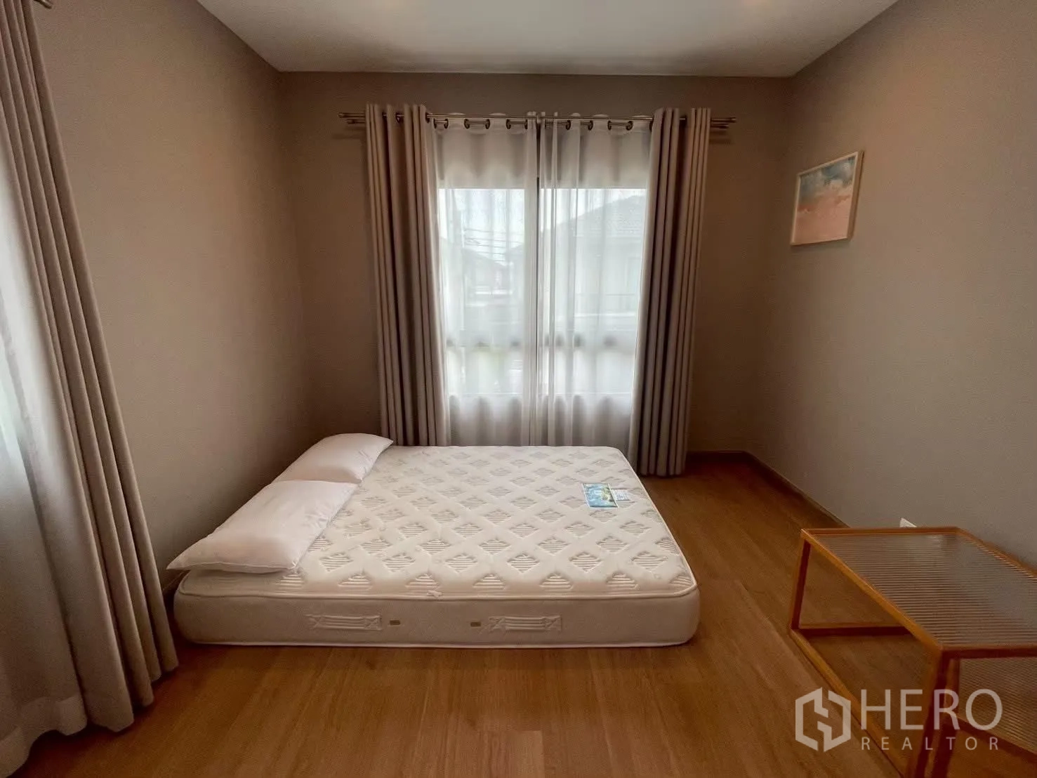 บ้านเดี่ยว for rent in Bang Phli, Samut Prakan - ห้องนอนมุมบ้านพร้อมหน้าต่างบานใหญ่ ที่นอน และโต๊ะข้าง.