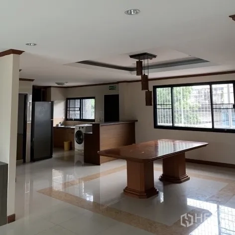 สำนักงานที่บ้าน ให้เช่า - พื้นที่เปิดโล่งพร้อมแพนทรี โต๊ะขนาดใหญ่ หน้าต่างบานกว้าง และพื้นกระเบื้องเงาพร้อมใช้งานสำนักงาน