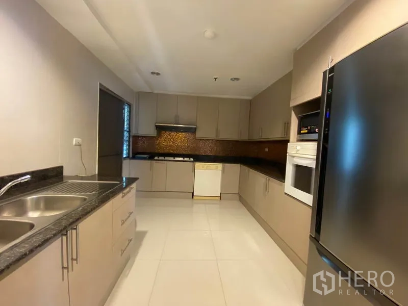 公寓 出租在Watthana, Bangkok - 独立厨房配花岗岩台面、嵌入式烤箱、燃气灶、洗碗机和大冰箱。