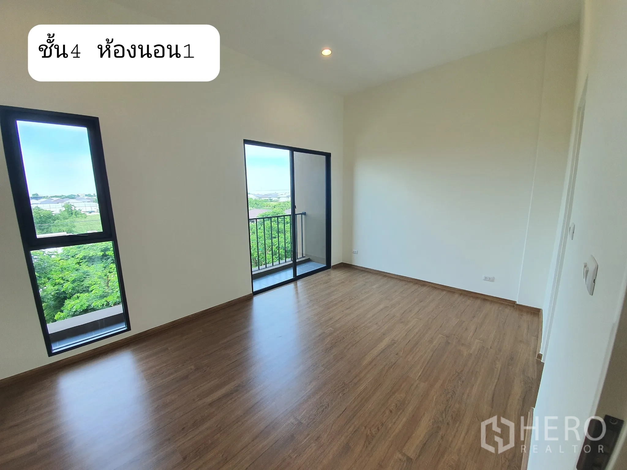 带办公室的家 出租或出售在Prawet, Bangkok - 主卧带小阳台与高窗，木地板，可望室外绿景。