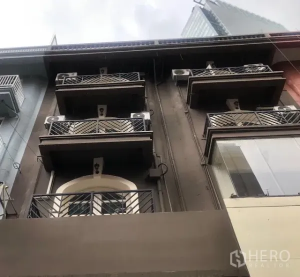 店屋 出租在Watthana, Bangkok - 素坤逸地段多层商铺外立面，层层阳台与空调机组。