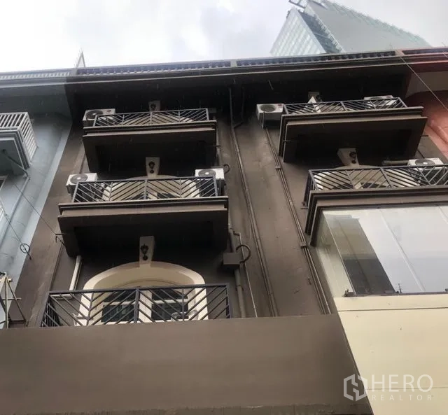 店屋 出租在Watthana, Bangkok - 素坤逸地段多层商铺外立面，层层阳台与空调机组。