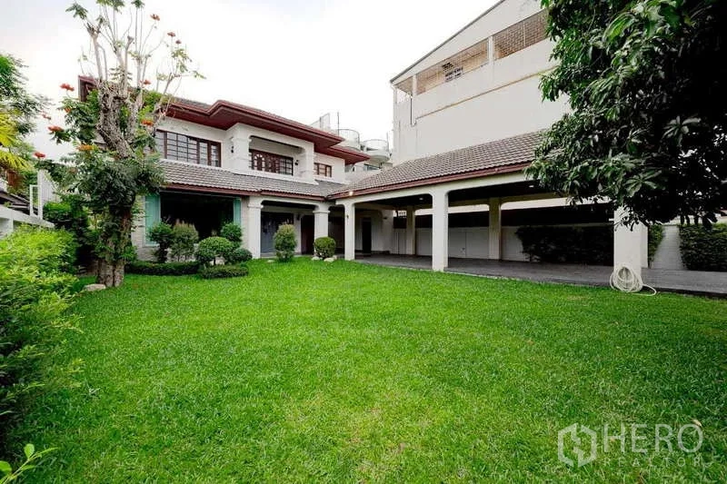 Detached House for rent or sale in Phra Khanong, Bangkok - Two-storey detached house in Phra Khanong, Bangkok with a large green lawn and covered terrace.