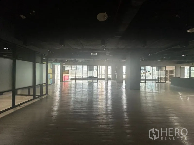 办公空间 出租在Bang Rak, Bangkok - 光线较暗的超大办公区全景，两端都有采光窗。