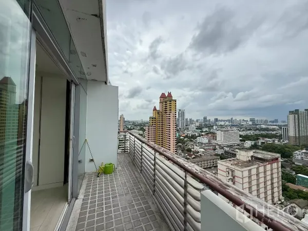 Condominium for rent in Phaya Thai, Bangkok - Narrow wrap balcony running along the facade with panoramic city outlook and sliding door access.