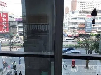Office Space for rent in Khlong Toei, Bangkok - Busy city street viewed through the office window.