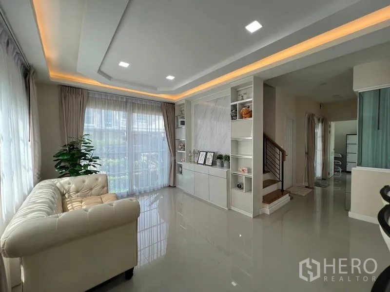 บ้าน ให้เช่าหรือขาย - ห้องนั่งเล่นสว่างประตูบานเลื่อนและชั้นโชว์