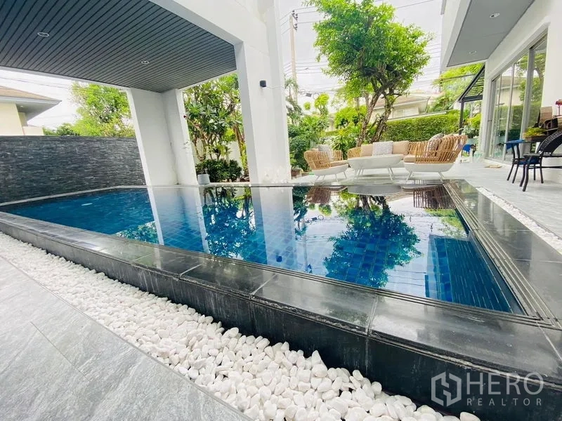 บ้าน ให้เช่าในSuan Luang, Bangkok - สระว่ายน้ำส่วนตัว ขอบหินสีขาว ข้างเฉลียงมีหลังคา