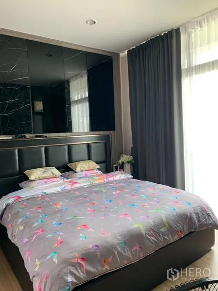 带办公室的家 出租在Saphan Sung, Bangkok - 采光良好的卧室，软包床头、大窗与遮光窗帘。