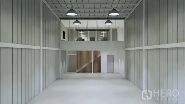 货栈 出租在Prawet, Bangkok - 仓库内部朝向夹层办公室，工业吊灯与金属墙板。