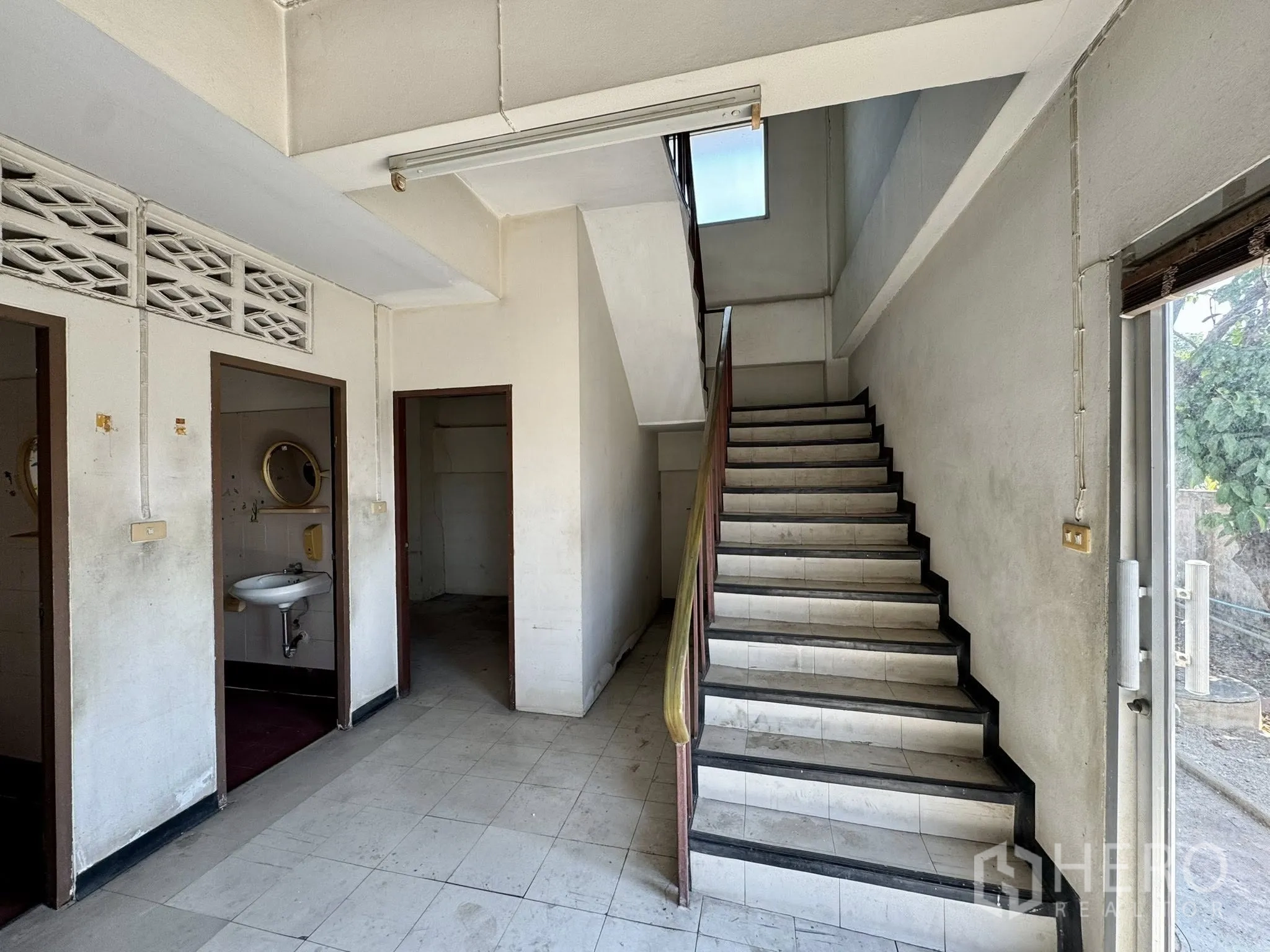 คลังสินค้า for rent in Mueang Samut Sakhon, Samut Sakhon - โถงทางเข้า มีบันไดและประตูห้องน้ำ พื้นกระเบื้อง