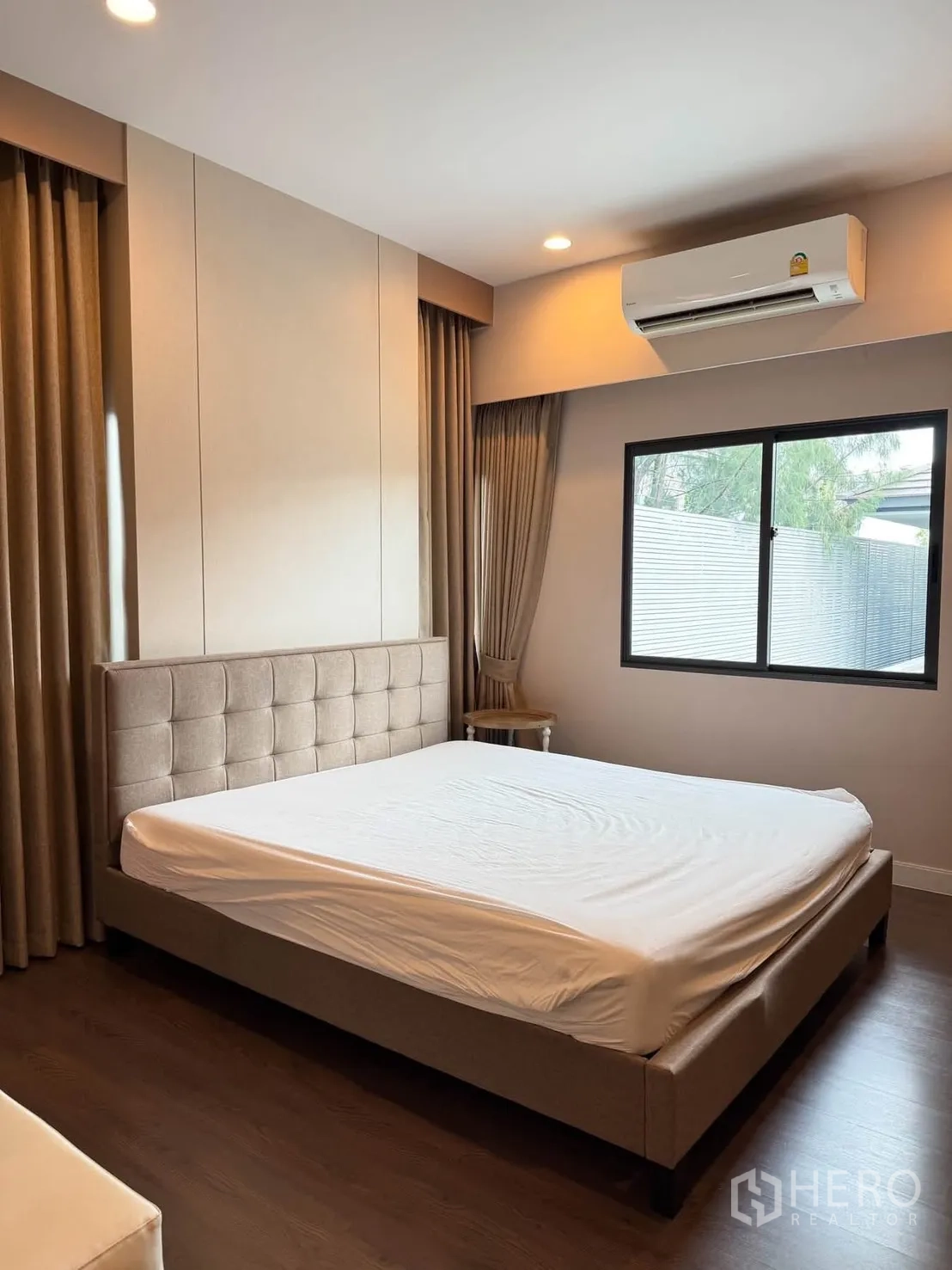 Detached House for rent in Bang Kapi, Bangkok - Guest bedroom with double bed, air conditioner, and window.