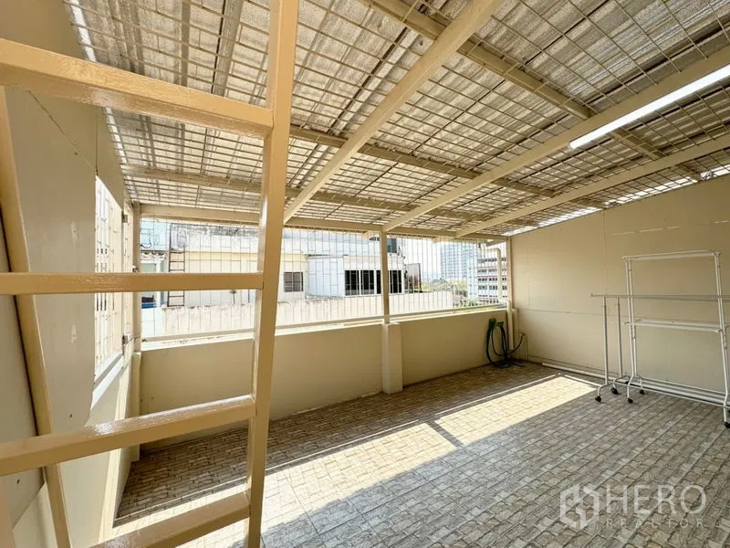 Townhouse for rent or sale in Suan Luang, Bangkok - Rooftop terrace view with ventilated roof, city outlook and hose point