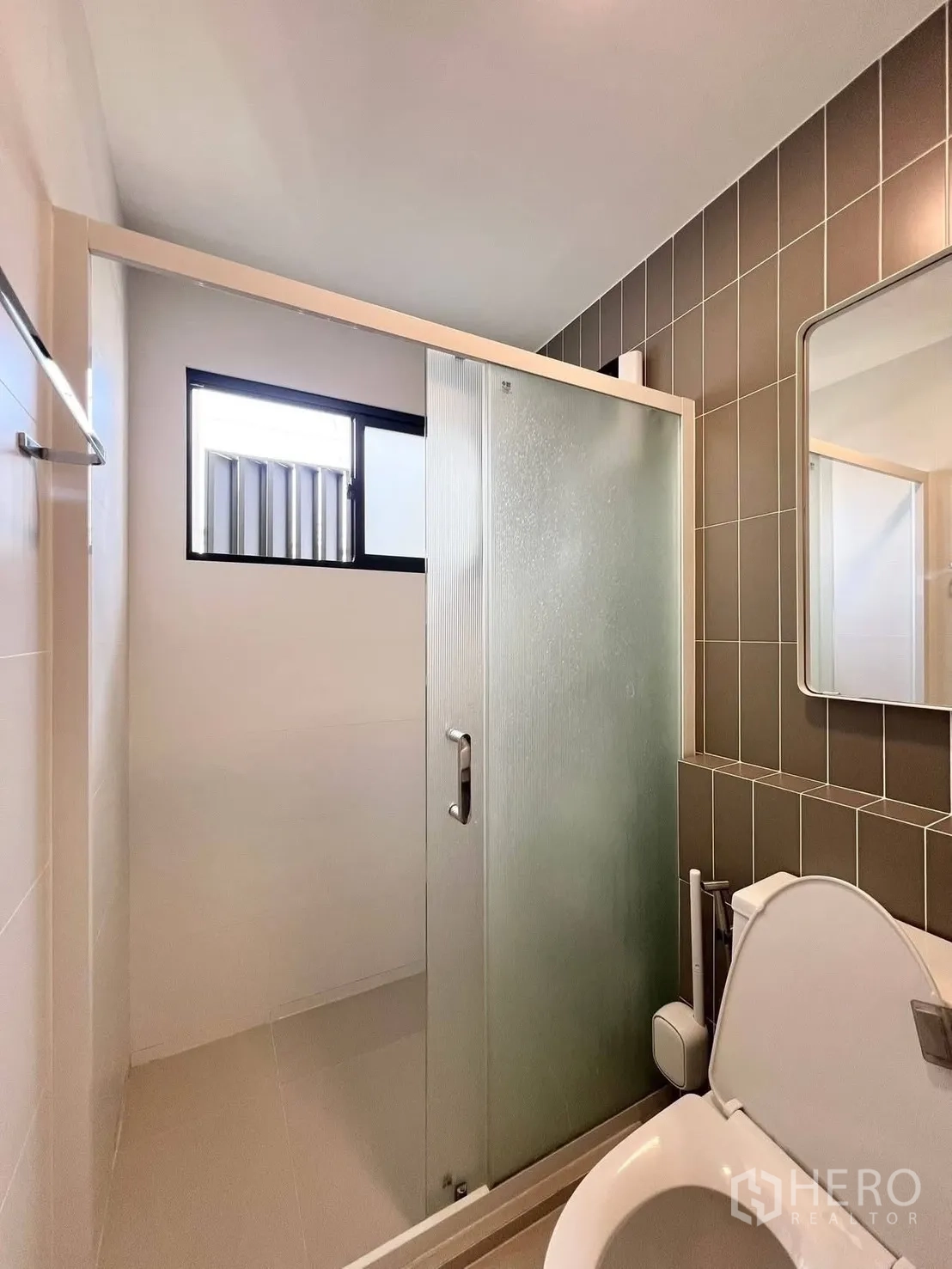 ทาวน์เฮาส์ for rent in Bang Phli, Samut Prakan - ห้องน้ำมีตู้ชาวเวอร์กระจกฝ้า ผนังกระเบื้อง โถสุขภัณฑ์ และหน้าต่าง