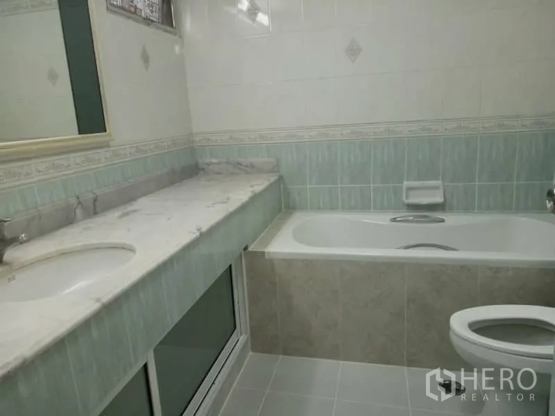 คอนโด ให้เช่าในWatthana, Bangkok - ห้องน้ำปูกระเบื้องพร้อมอ่างอาบน้ำ เคาน์เตอร์หินอ่อนยาว อ่างล้างหน้า กระจกและโถสุขภัณฑ์