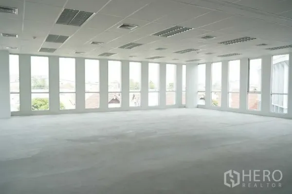 办公空间 出租在Bang Na, Bangkok - 开放式办公室，双面高窗采光充足，吊顶照明完善，可眺望城市社区景观。