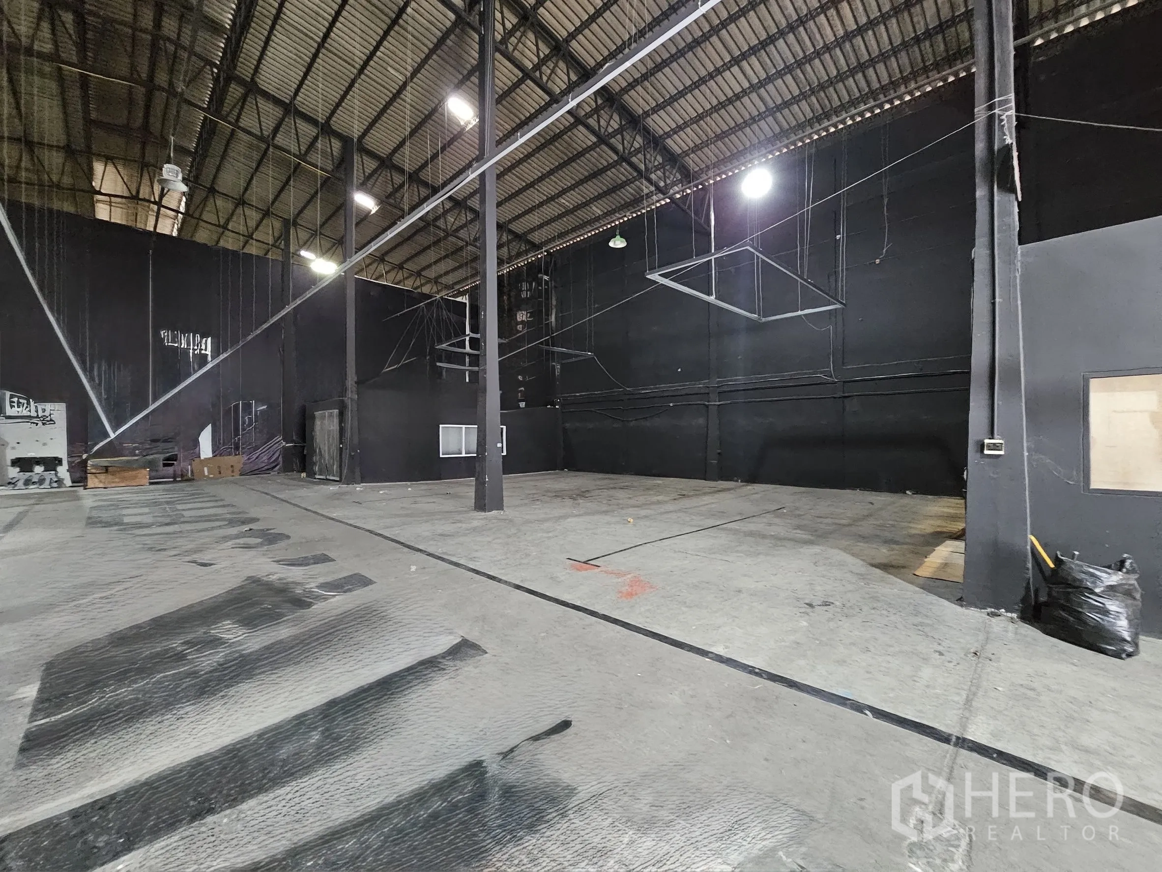 โกดัง for rent in Khlong Toei, Bangkok - โถงเก็บสินค้าเสากลาง ไฟแขวน และห้องกั้นด้านข้าง