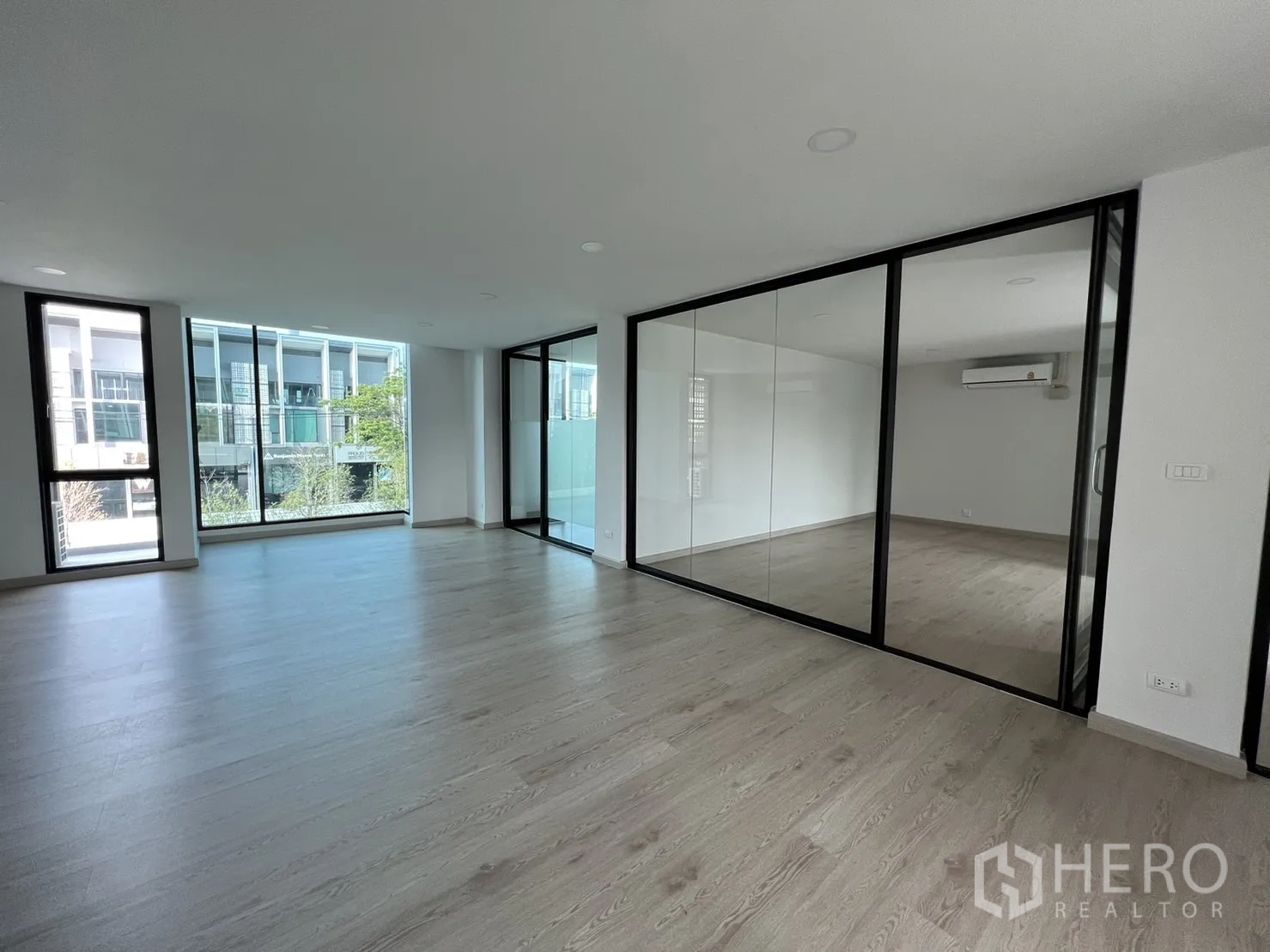 Home Office for rent in Bang Phli, Samut Prakan - Large upper‑level room with floor‑to‑ceiling windows and glass meeting room.
