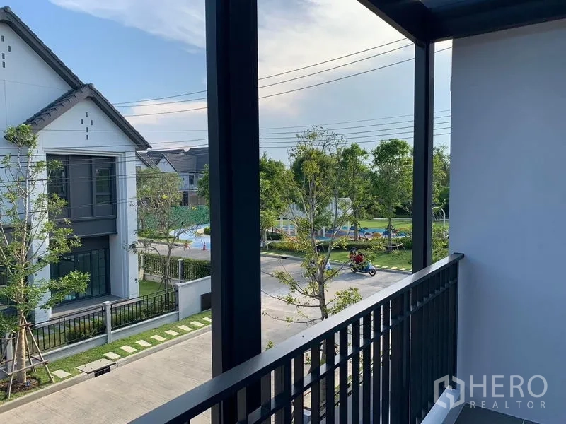 บ้าน ให้เช่าหรือขายในBang Phli, Samut Prakan - ระเบียงชั้นสองมองเห็นถนนร่มรื่นและสวนส่วนกลางของโครงการ