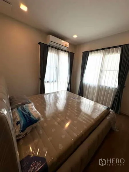 บ้าน ให้เช่าในSamut Prakan - ห้องนอนอบอุ่นมีแอร์ หน้าต่างสองด้าน และผ้าม่านทึบ