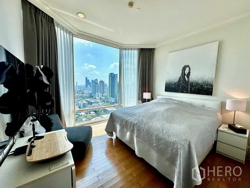 公寓 出售在Watthana, Bangkok - 主卧采光充足，转角窗户，远眺城市天际线