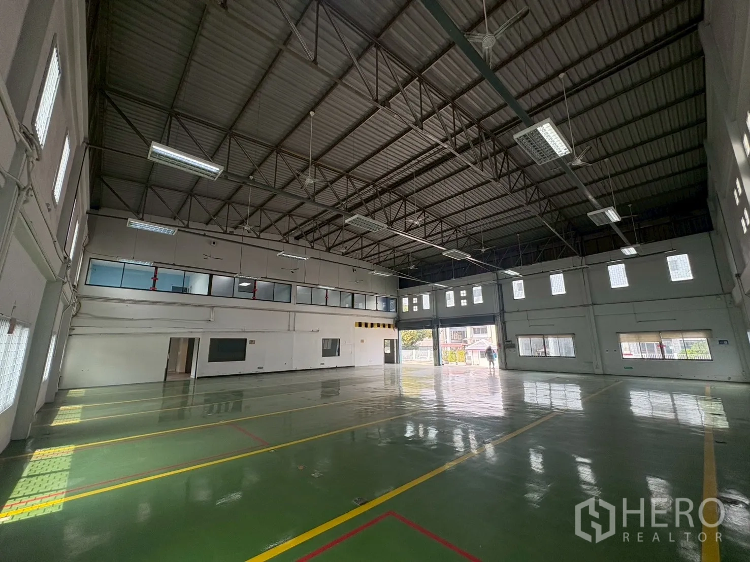 คลังสินค้า for rent in Phra Khanong, Bangkok - พื้นที่ผลิตโล่งมีเส้นมาร์คกิ้ง พร้อมออฟฟิศชั้นลอยมองเห็นภายในฮอลล์.