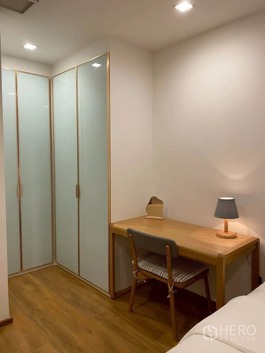 คอนโด for rent in Watthana, Bangkok - มุมตู้เสื้อผ้าบานฝ้าพร้อมโต๊ะทำงานไม้และโคมไฟ