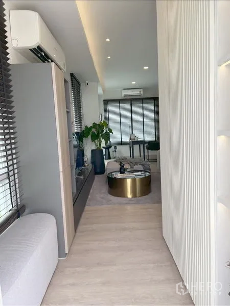 บ้าน ให้เช่าหรือขายในPrawet, Bangkok - โถงทางเดินสู่ห้องนั่งเล่น หน้าต่างสูงเต็มบานและต้นไม้ประดับ.