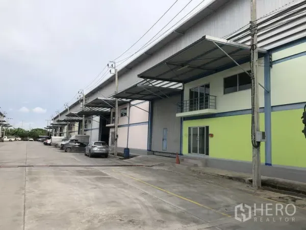 Warehouse for rent in Bang Phli, Samut Prakan - Row of warehouses with wide internal road, canopies and parking suitable for trucks.