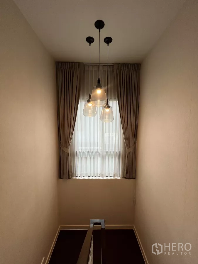 Detached House for rent in Bang Kapi, Bangkok - Stair landing featuring pendant lights and a tall curtained window.