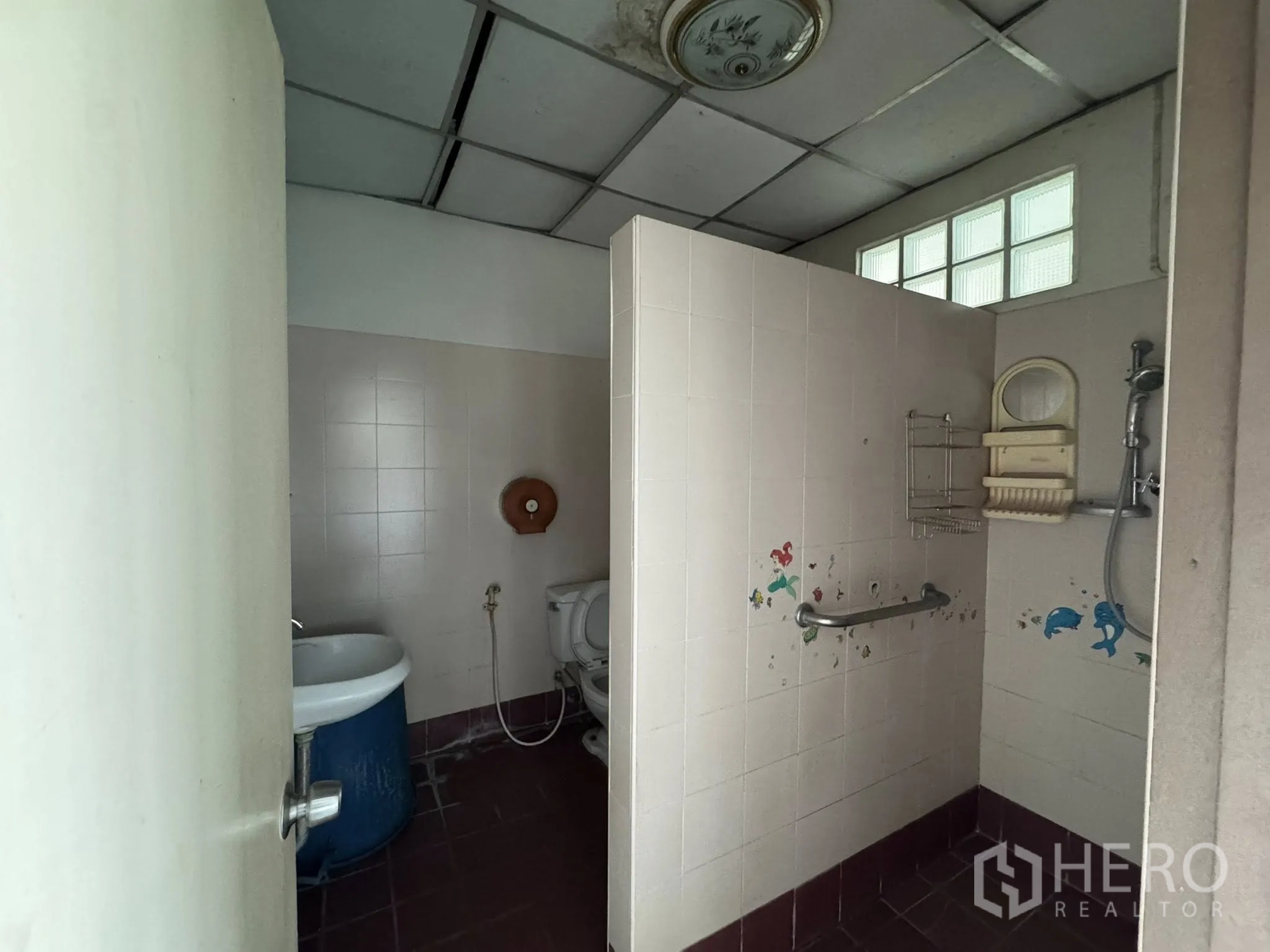 คลังสินค้า for rent in Mueang Samut Sakhon, Samut Sakhon - ห้องน้ำพร้อมราวจับ กระเบื้องชมพู และถังรองอ่าง