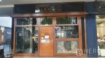 零售空间 出租在Khlong Toei, Bangkok - 木框玻璃门面与陈列窗，外立面设装饰招牌。