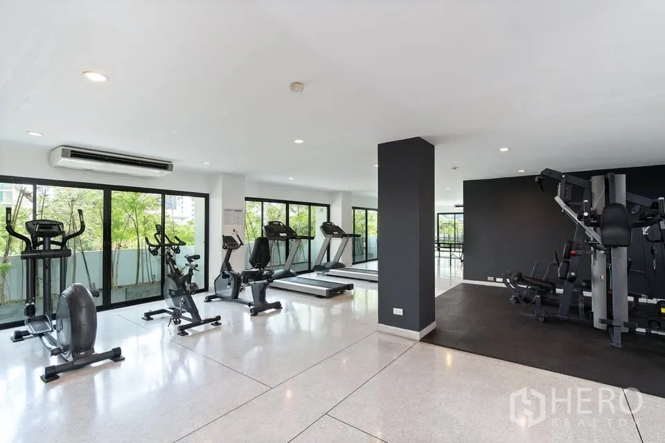 公寓 for rent in Watthana, Bangkok - 健身房设跑步机、动感单车与力量训练器械，采光充足。