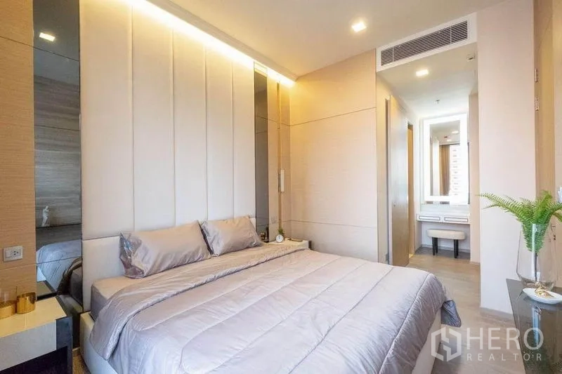 公寓 出租在Watthana, Bangkok - 从卧室望向梳妆区与走廊，天花设中央空调出风口。